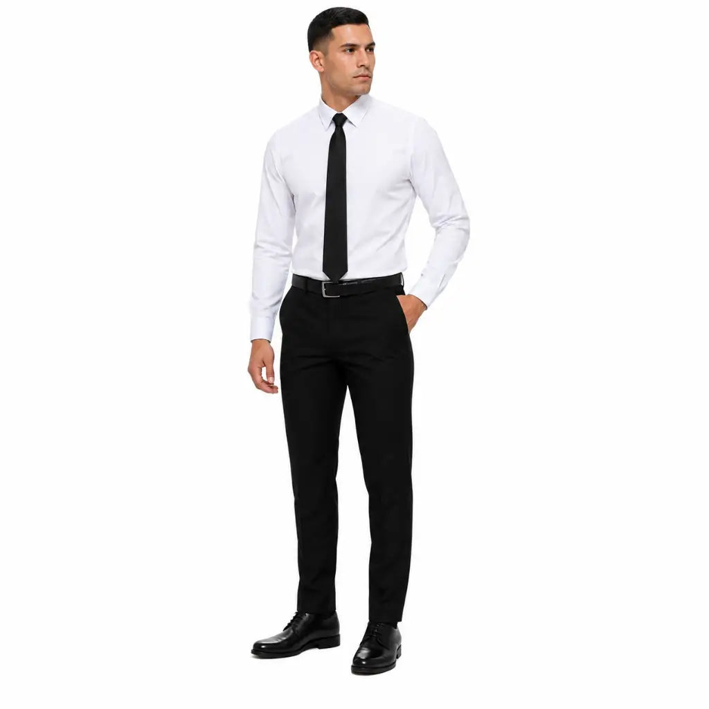 Par de sapatos pretos brilhantes combinando com traje formal masculino