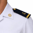 Detalhado colarinho branco com emblema de leme dourado e epauleta preta com âncora dourada