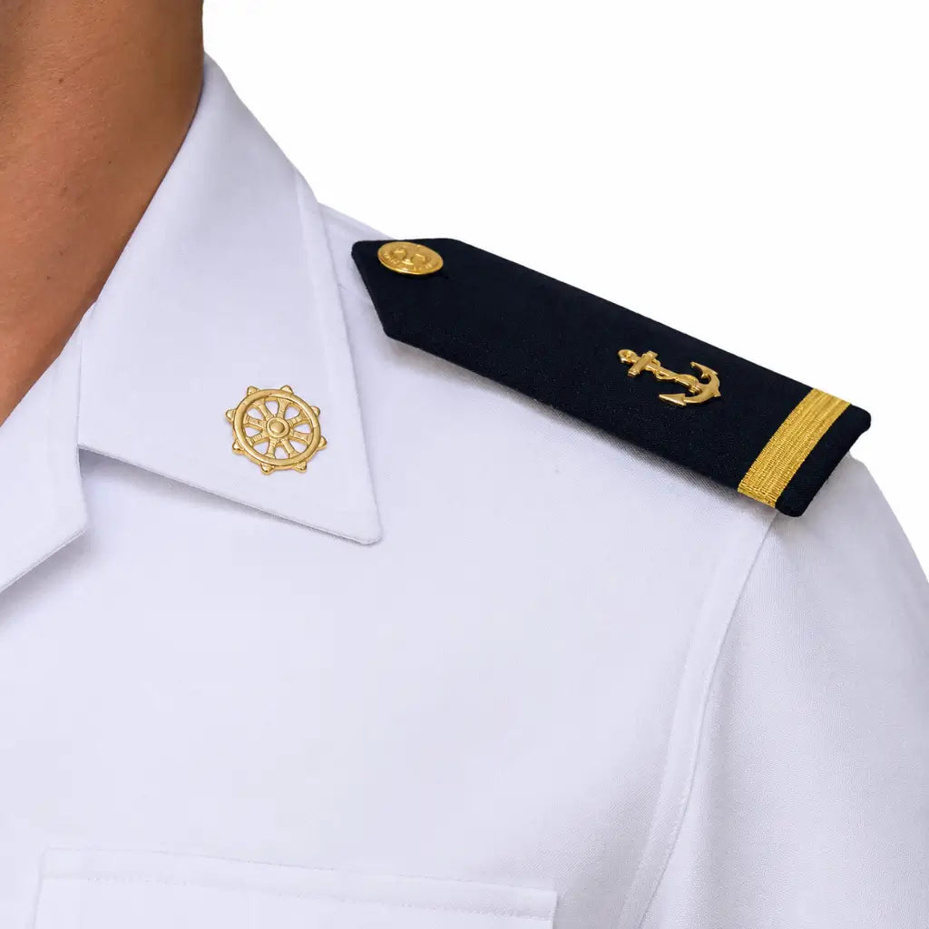 Detalhado colarinho branco com emblema de leme dourado e epauleta preta com âncora dourada