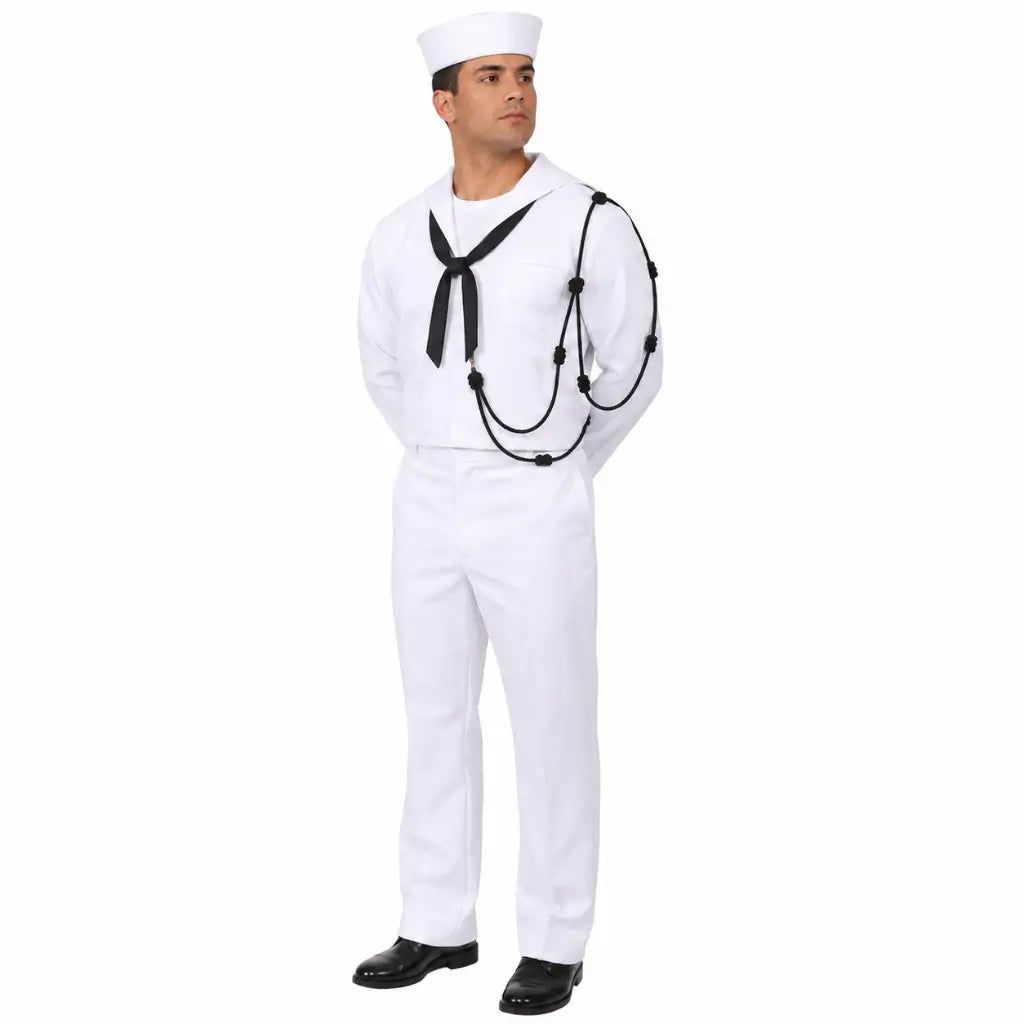 Homem em uniforme naval branco com gravata preta, corda decorativa com contas