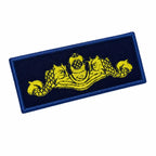 Emblema bordado azul marinho com mergulho cercado por dois peixes amarelos