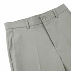 Calça cinza claro com corte reto, bolsos frontais e fechamento por botão e gancho.