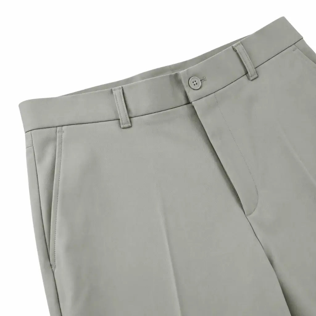Calça cinza claro com corte reto, bolsos frontais e fechamento por botão e gancho.