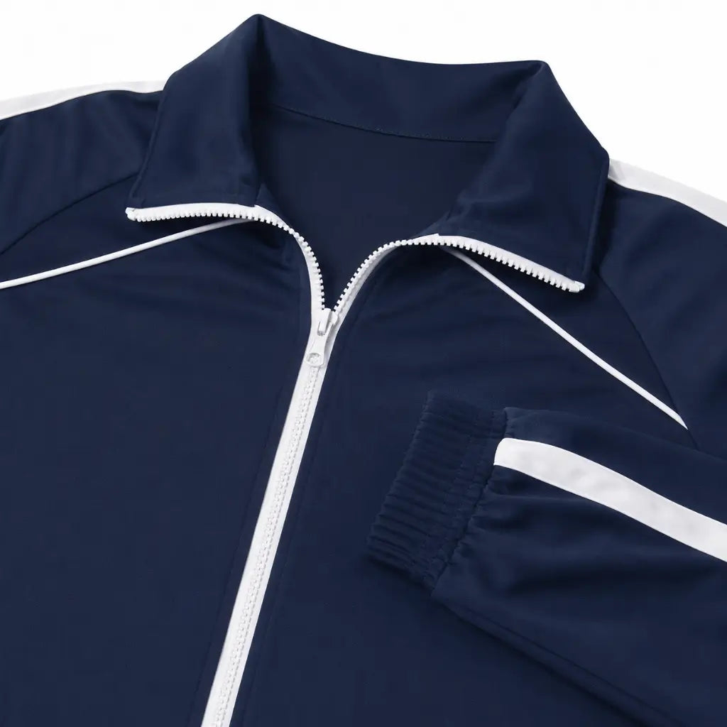 Blazer esportivo azul-marinho com gola alta, zíper prateado e linhas brancas nas costuras.