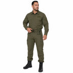 Homem em uniforme verde-oliva com cinto largo e botas pretas