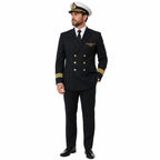 Capitão naval em uniforme preto com chapéu branco e insígnias douradas