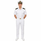 Jovem oficial da Marinha em uniforme branco; chapéu com faixa preta, epauletes dourados