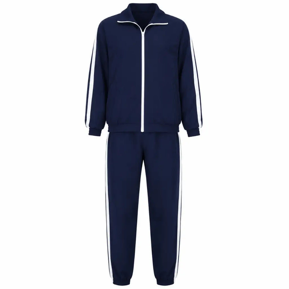 Conjunto azul marinho com jaqueta de gola alta e calça jogging listrada.