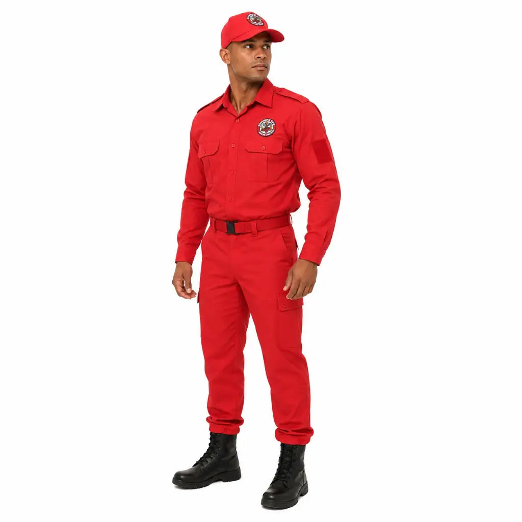Homem vestindo uniforme vermelho com boné e botas pretas
