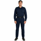 Homem em uniforme azul-escuro com ombreiras verdes e cinto prateado.