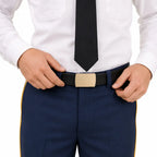 Close-up da Fivela Latão Dourada Lisa Uniforme Marinha no cinto preto com gravata