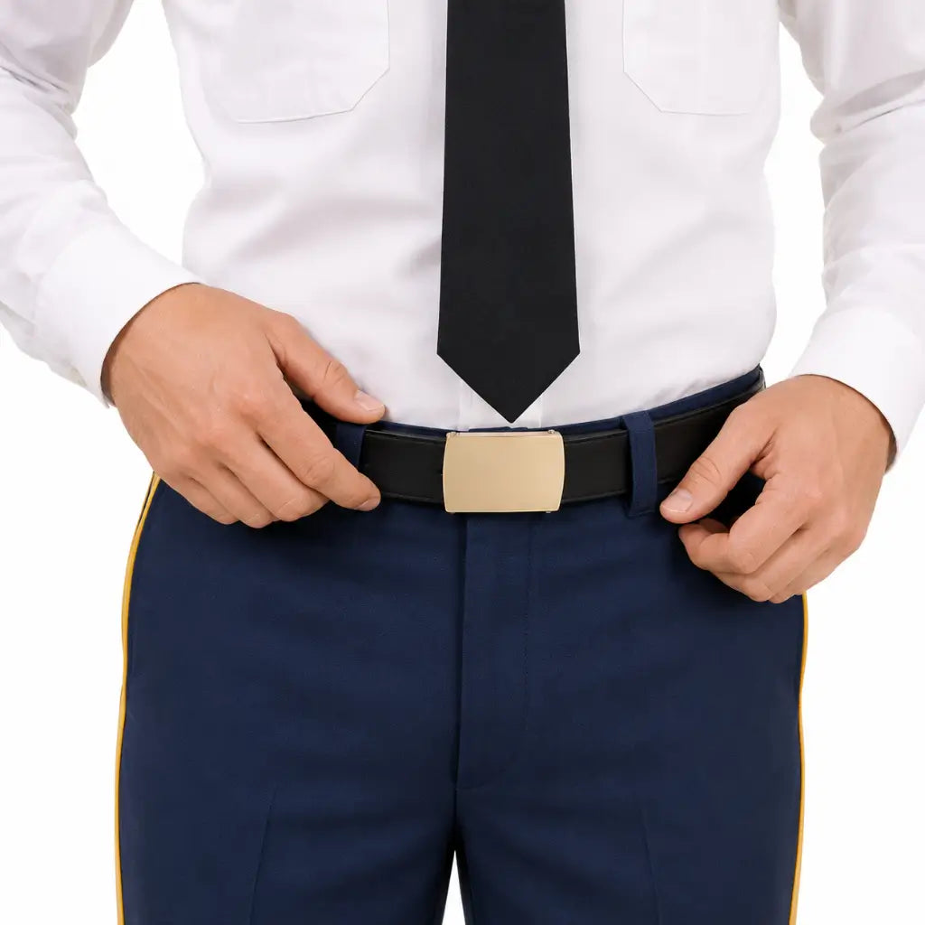 Close-up da Fivela Latão Dourada Lisa Uniforme Marinha no cinto preto com gravata