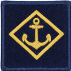 Patch bordado quadrado com cantos arredondados, azul escuro, âncora dourada central dentro de losango
