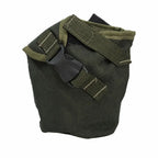Bolsa tática verde-escura presa à lateral da calça camuflada com aba de velcro