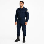 Homem de uniforme azul-marinho com insígnia da Bolacha Emborrachada Marinha no braço