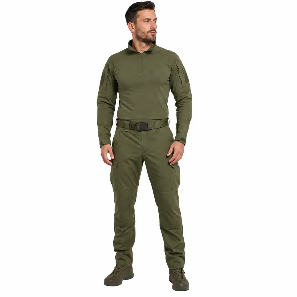 Homem usando Cinto Tático Na Verde Liso escuro com fivela no uniforme verde-oliva