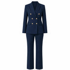Conjunto azul marinho com blazer duplo e calça reta, botões dourados