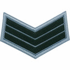 Distintivo em V invertido com fundo verde-escuro e duas faixas azuis claras