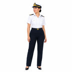 Mulher em uniforme naval branco, boné com faixa azul e âncora