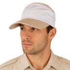 Homem sério usando boné tactel branco da Marinha com aba bege