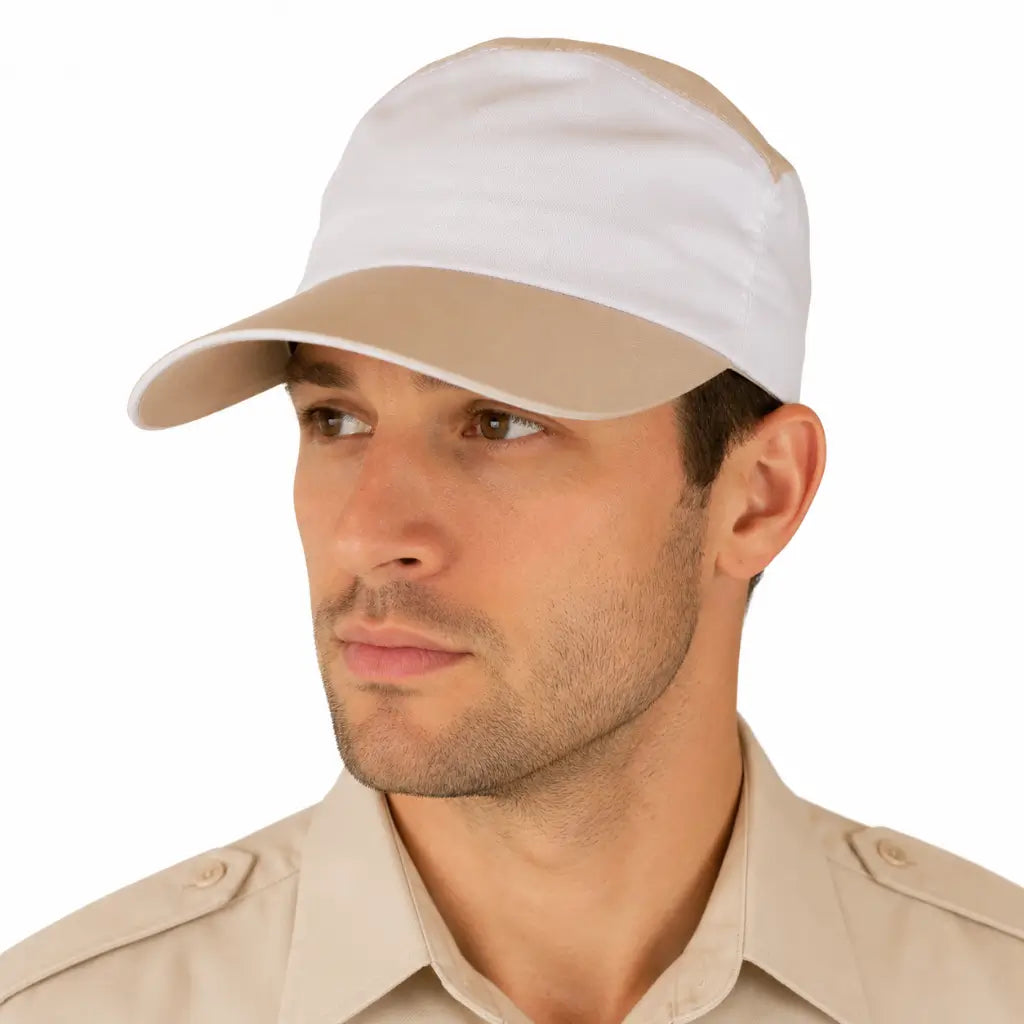 Homem sério usando boné tactel branco da Marinha com aba bege