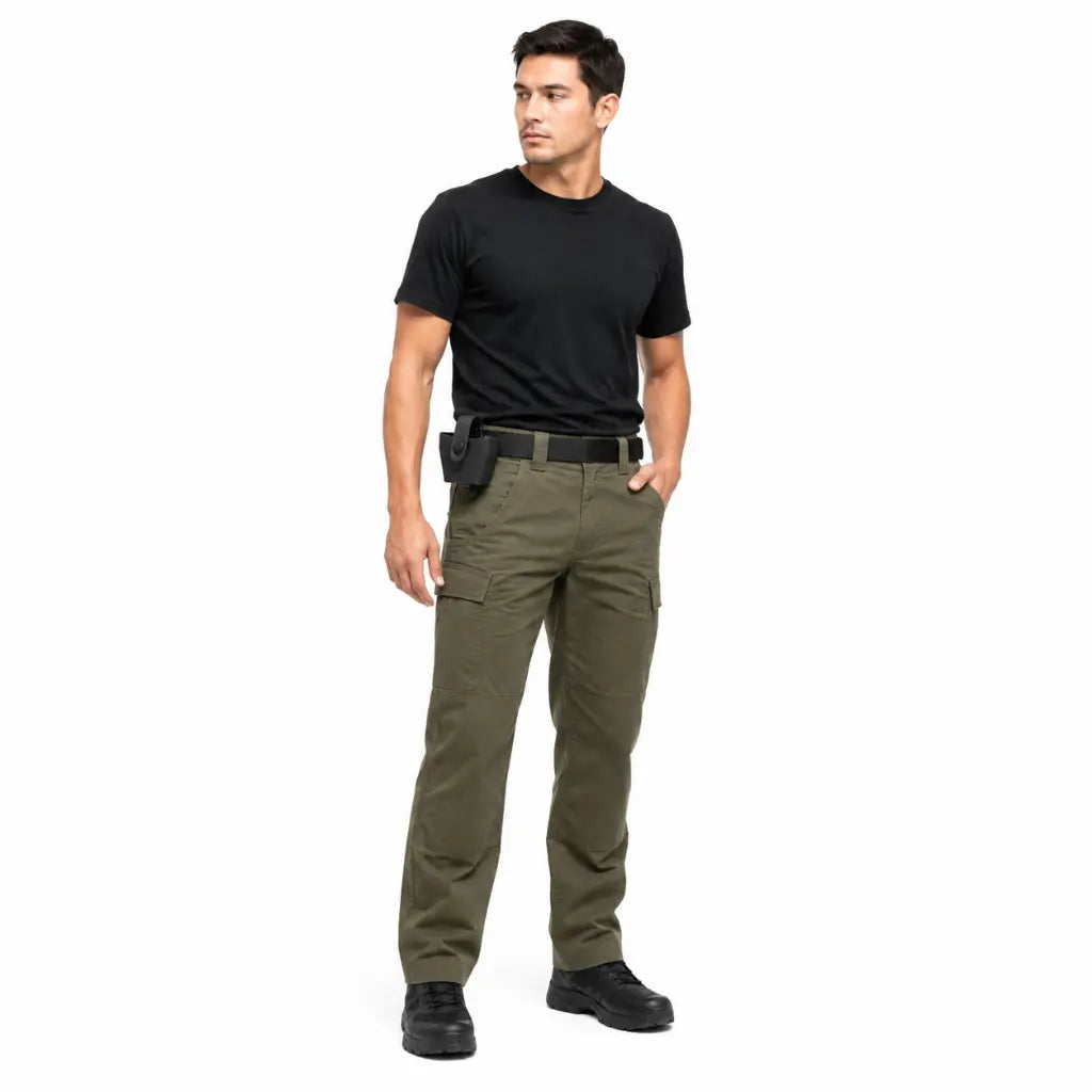 Homem com calça cargo verde-oliva usando Belica Porta Algema preto com clip na cintura
