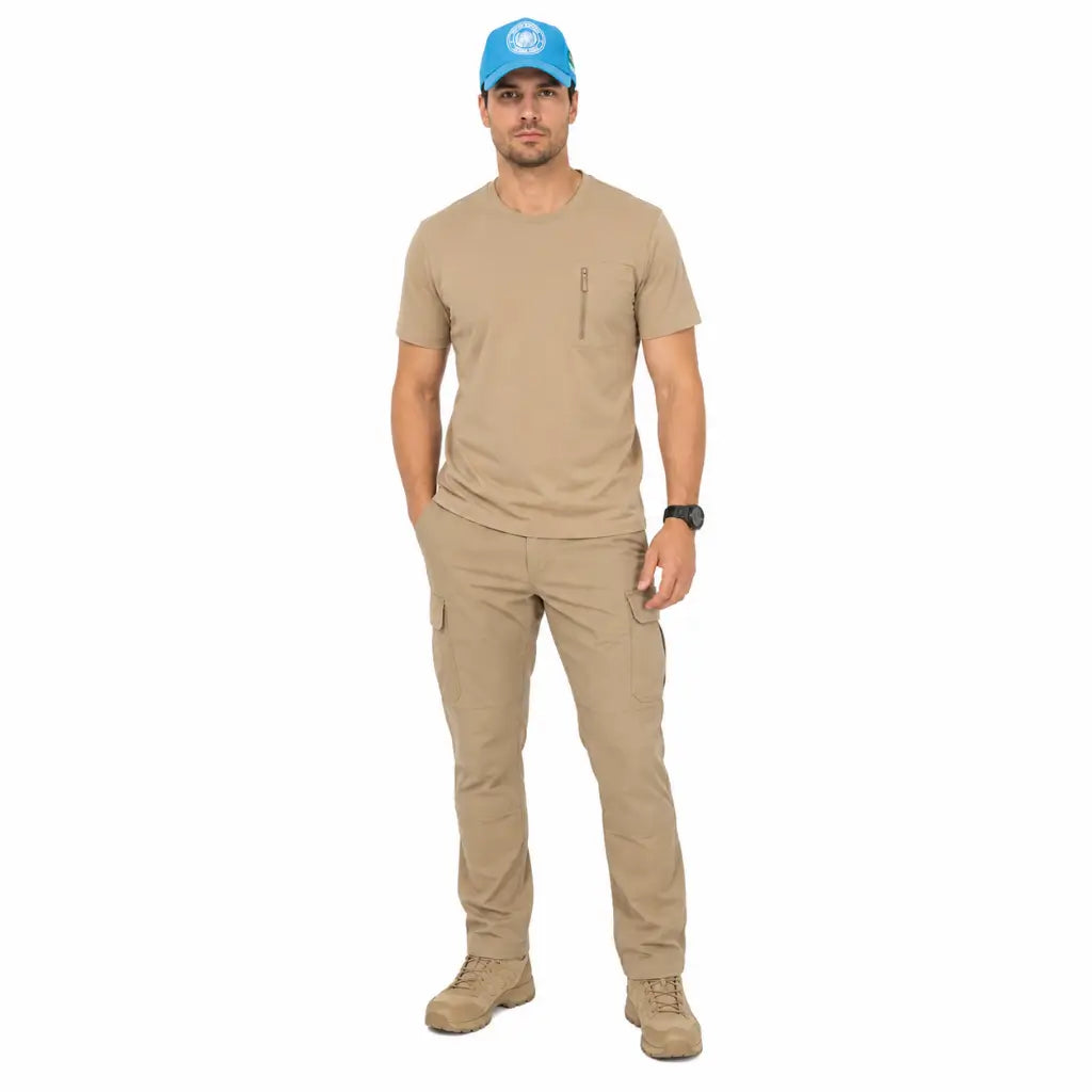 Homem com boné microfibra azul com emblema da ONU, camiseta bege, fundo branco