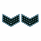 Dois emblemas em V com três listras horizontais claras, fundo escuro, bordados