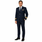 Homem em uniforme de piloto azul marinho com emblema dourado