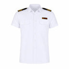 Camisa branca de uniforme com ombreiras pretas douradas e insígnia verde e vermelha