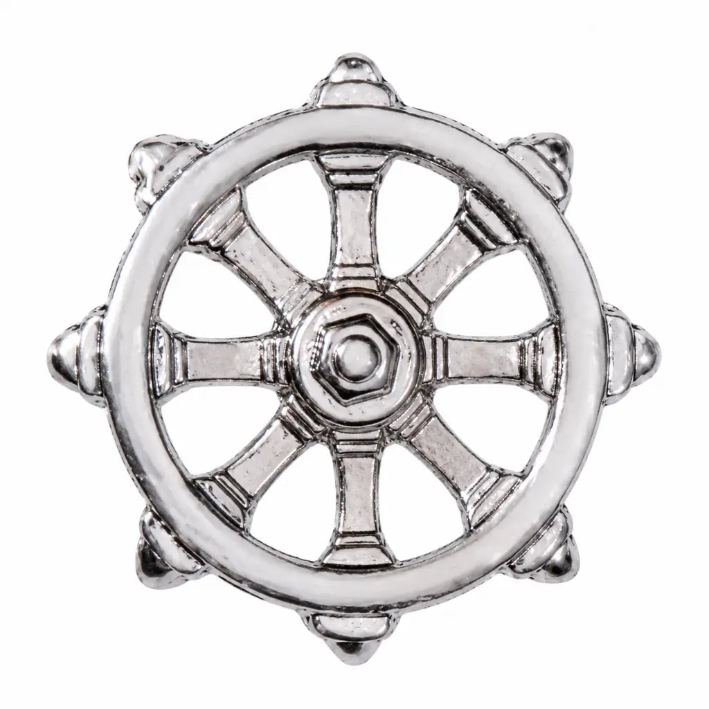 Broche circular prateado com roda de leme hexagonal ao centro e raios segmentados