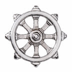 Broche circular prateado com roda de leme hexagonal ao centro e raios segmentados