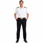 Homem em uniforme de piloto com fivela dourada e cinto preto.