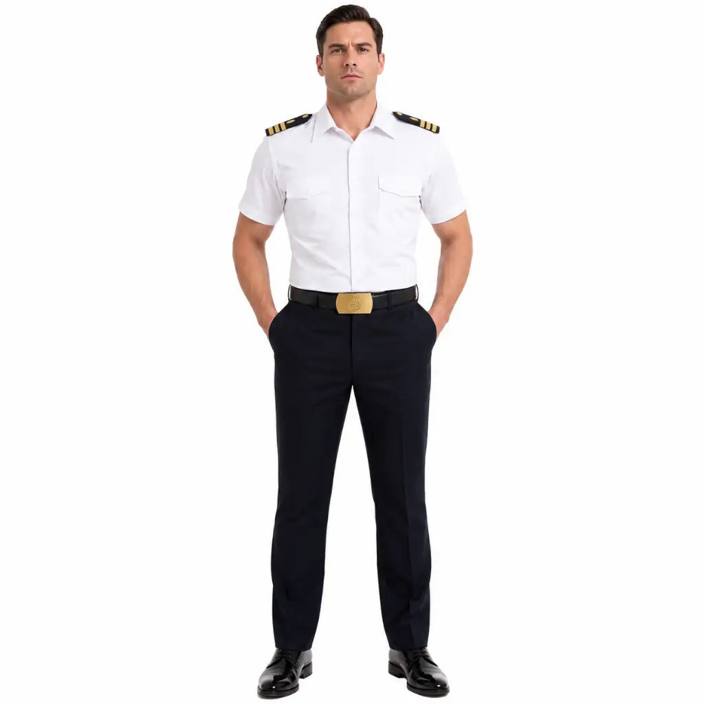 Homem em uniforme de piloto com fivela dourada e cinto preto.