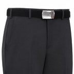 Calça cinza escura com cinto preto e fivela retangular prateada, estilo formal