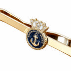Prendedor de gravata dourado com emblema azul, âncora dourada e coroa