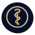 Emblema circular azul-escuro com aro dourado e caduceu