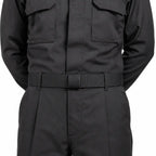 Uniforme preto com Cinto Para Calça Preto centralizado na cintura, mãos atrás das costas
