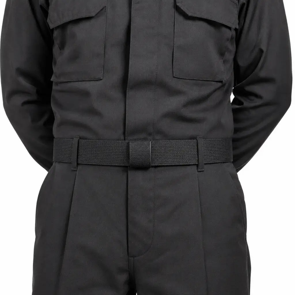 Uniforme preto com Cinto Para Calça Preto centralizado na cintura, mãos atrás das costas