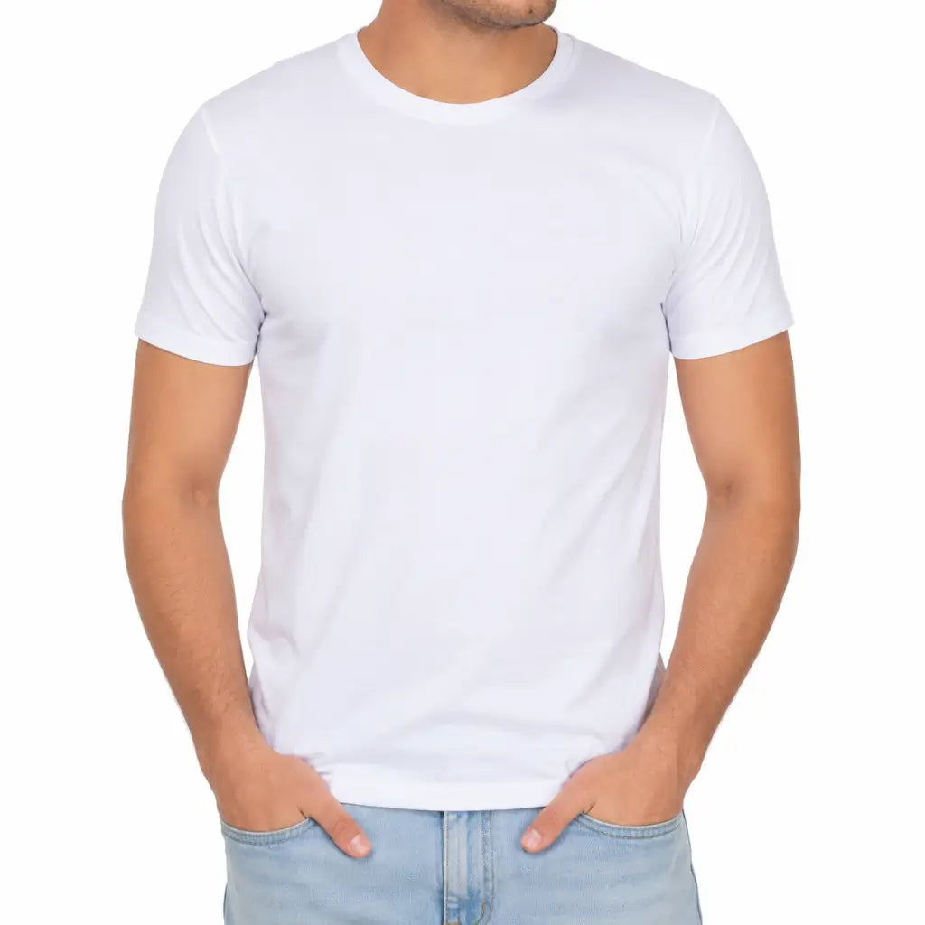 Camiseta Algodão Branca Uniforme Marinha branca sem estampa, mãos no bolso, com jeans claro