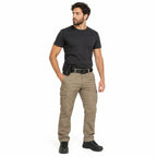 Homem com camiseta preta e calça utilitária bege usando Coldre Bélica Eagle Fit Molle preto
