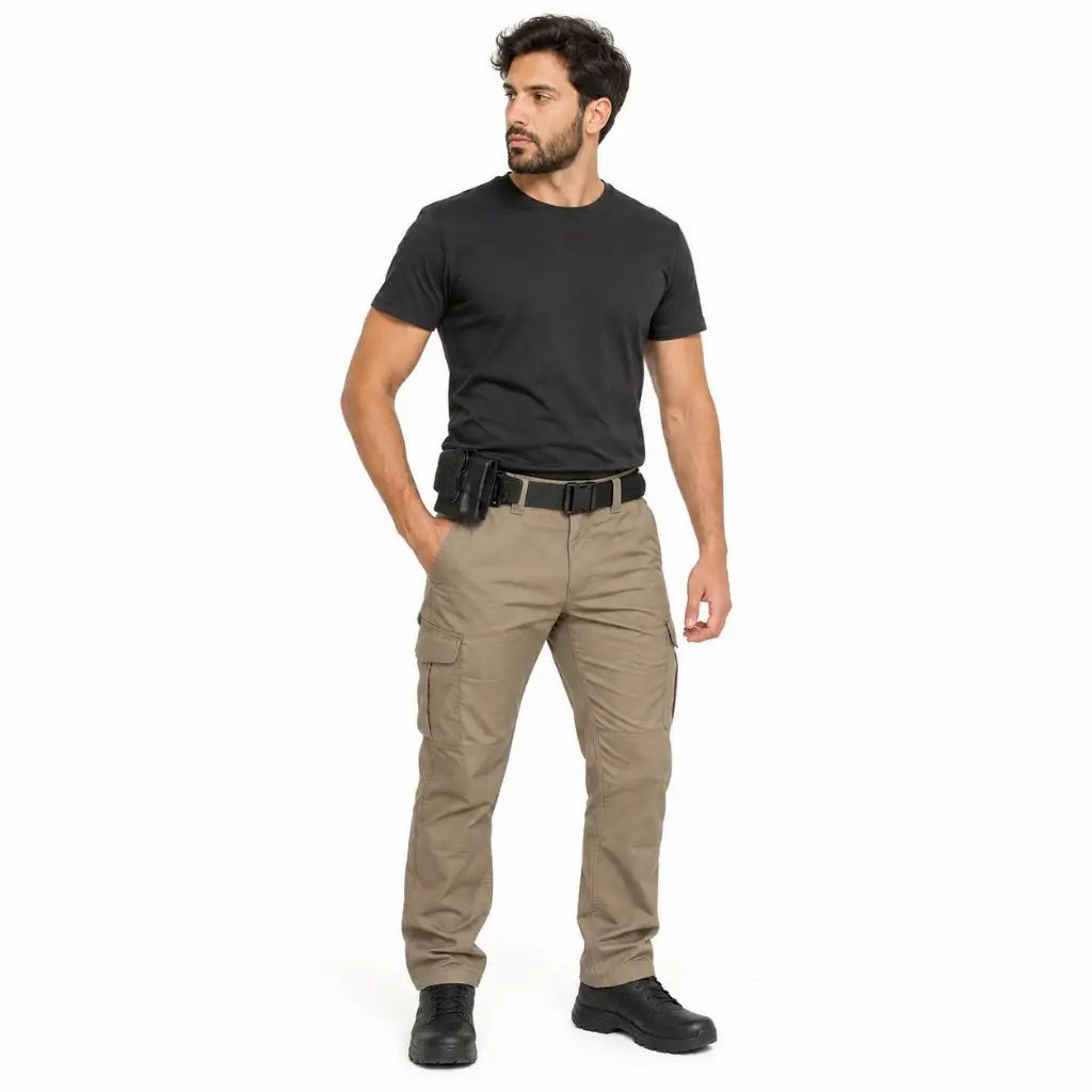 Homem com camiseta preta e calça utilitária bege usando Coldre Bélica Eagle Fit Molle preto