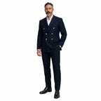 Homem elegante em terno azul-escuro duplo, botões dourados e camisa branca