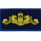 Patch retangular azul escuro com dois peixes amarelos e capacete de mergulho