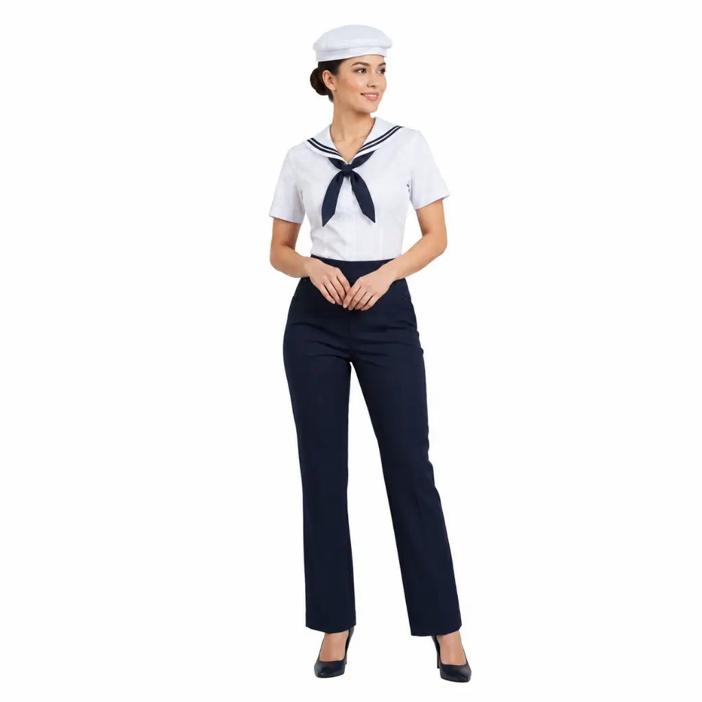Mulher com uniforme marinheiro azul-marinho usando Quepe Capa Branca Feminino Marinha do Brasil
