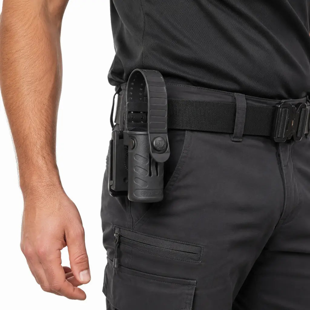 Belica porta lanterna e spray preto no suporte de cintura com botão de presilha close