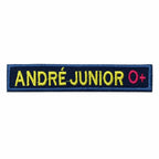 Patch bordado azul escuro retangular com ANDRÉ-JUNIOR amarelo e O+ rosa