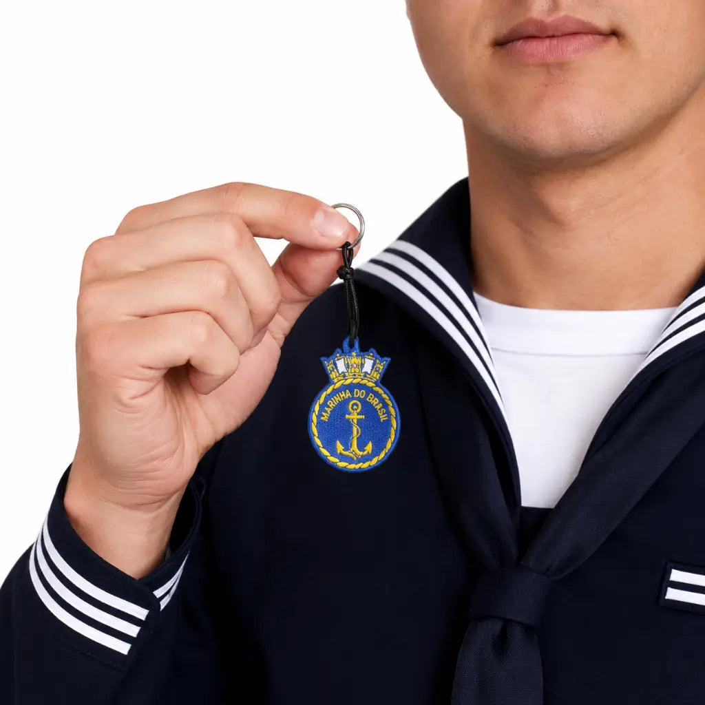 Jovem de uniforme da Marinha segurando Chaveiro Marinha Coroa com âncora e coroa