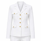 Blazer branco estruturado com seis botões dourados, bolsos com abas
