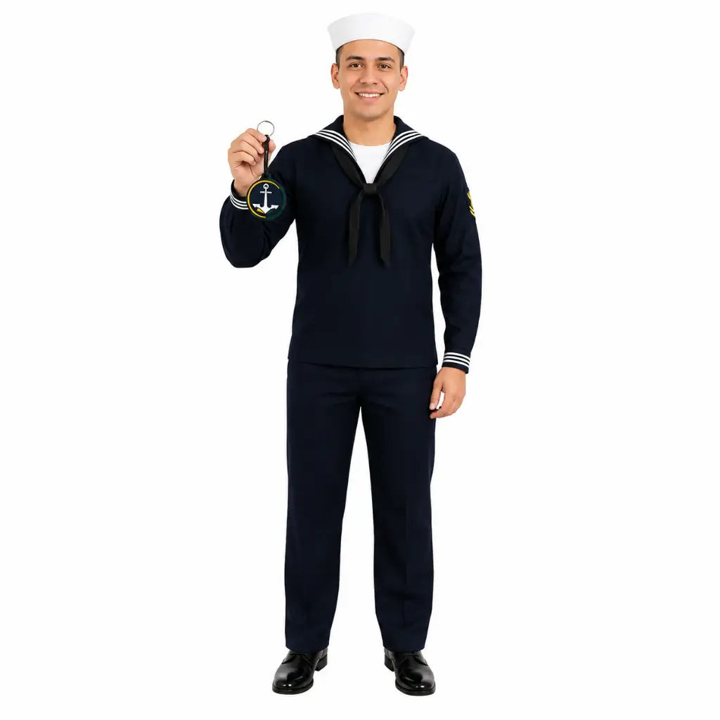 Jovem de uniforme naval azul sorrindo segurando Chaveiro Marinha Brasão em âncora